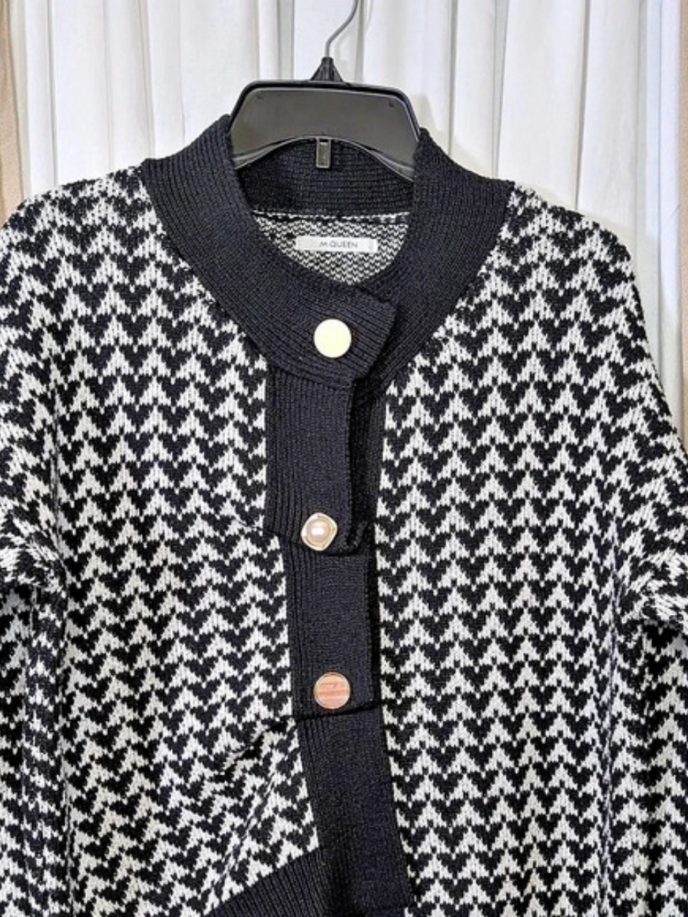 MQUEEN Black & White Geometric Knit Cardigan